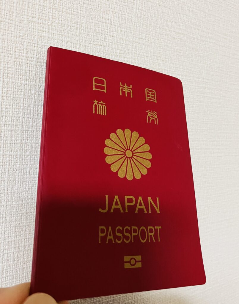 私が英語の独学を本格的に始めたきっかけになった「海外旅行」の時に取得したパスポート。今は期限切れ