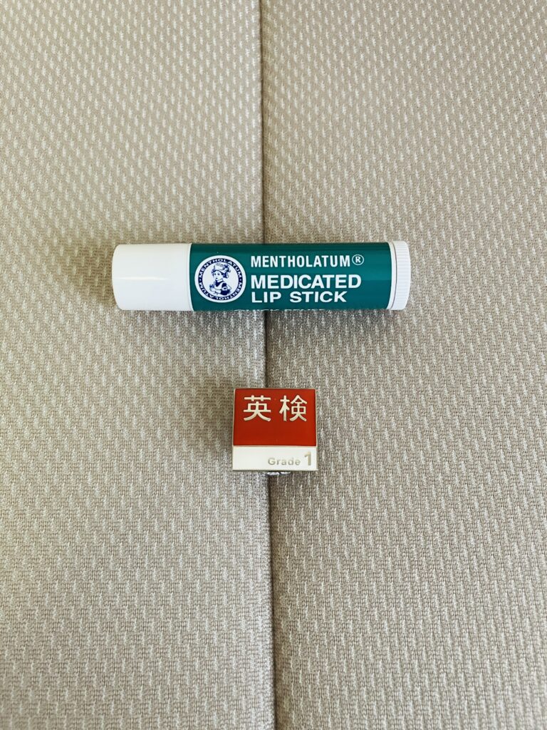 英検バッジとメンソレータムを比べた