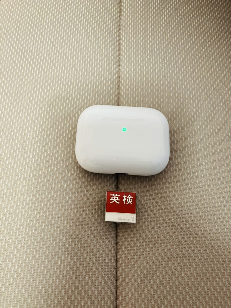 英検バッジとAirPods Pro3を比べた