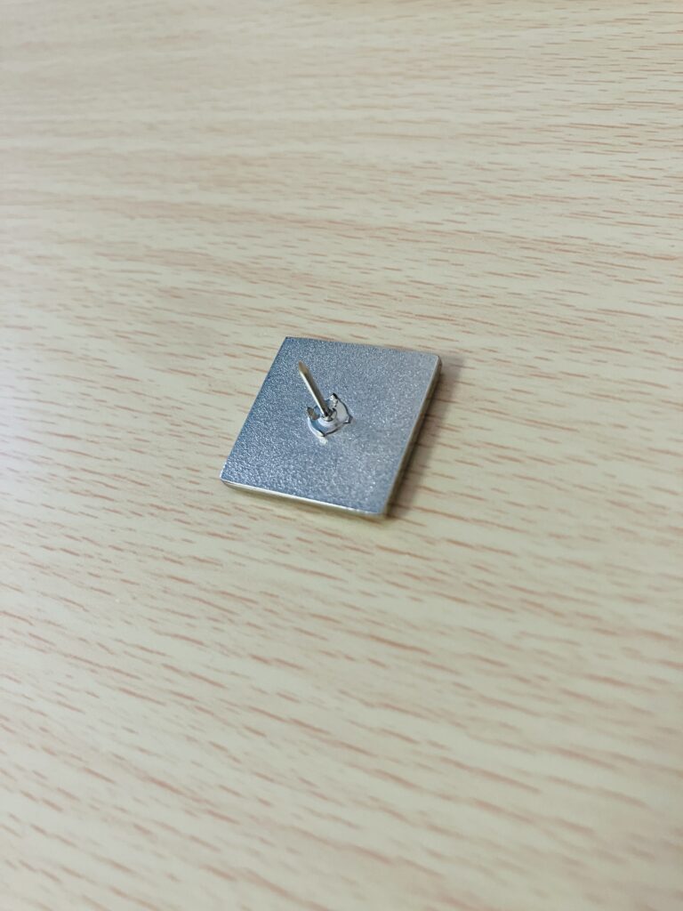 英検バッジの裏側から見た様子