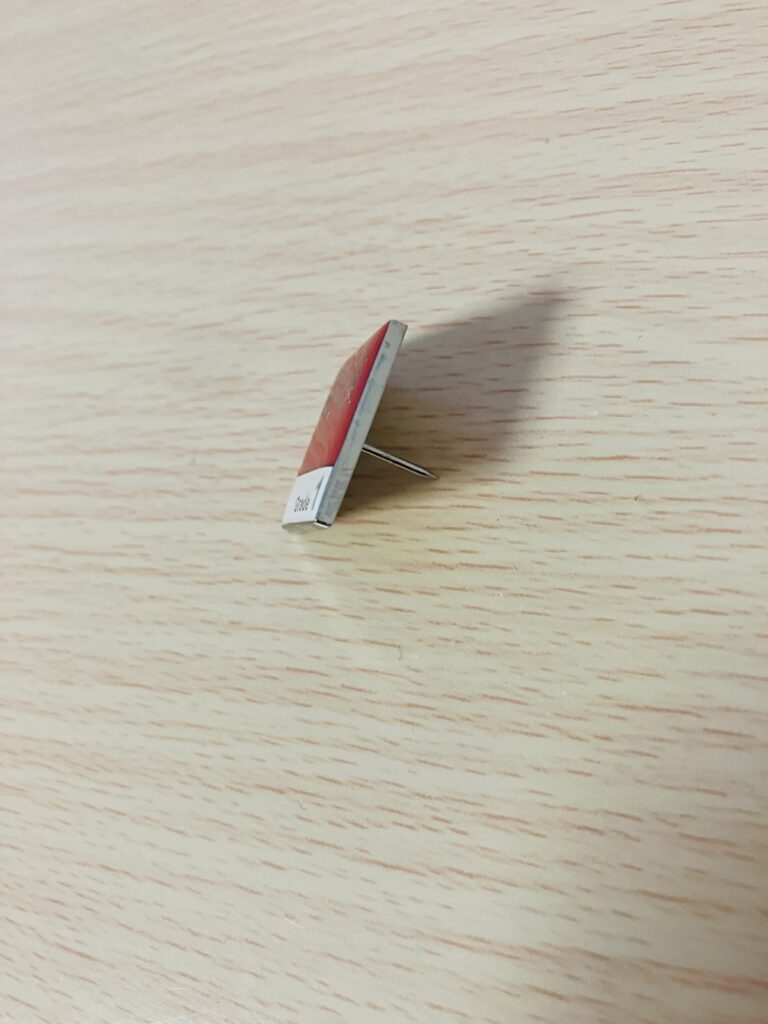 英検バッジの側面方向から見た
